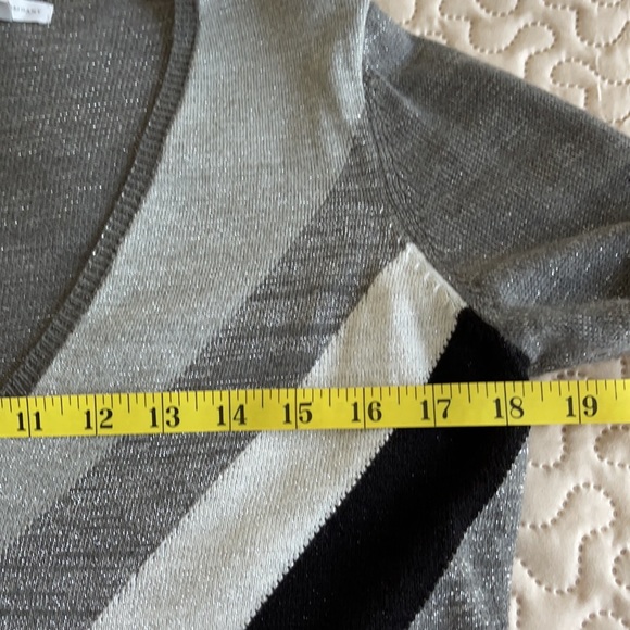 New York and Company  V- Neck Sweater Size Medium - Picture 7 of 12